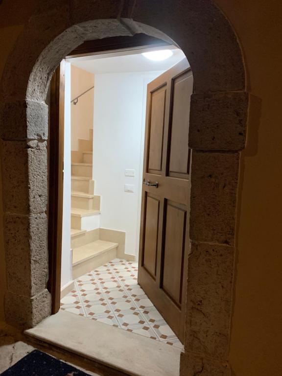 una entrada a un pasillo con una puerta abierta en La Tana Dell'OLMO en Fondi