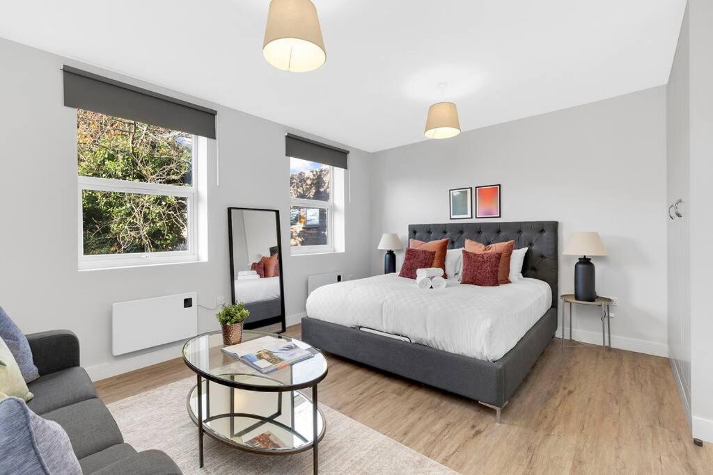 Llit o llits en una habitació de Stunning and Extremely spacious 1bed flat in Tooting