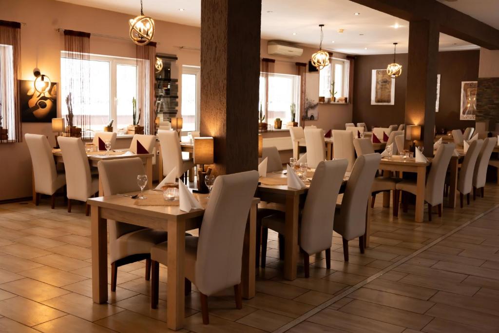 Reštaurácia alebo iné gastronomické zariadenie v ubytovaní Hotel Mazuria Country & SPA