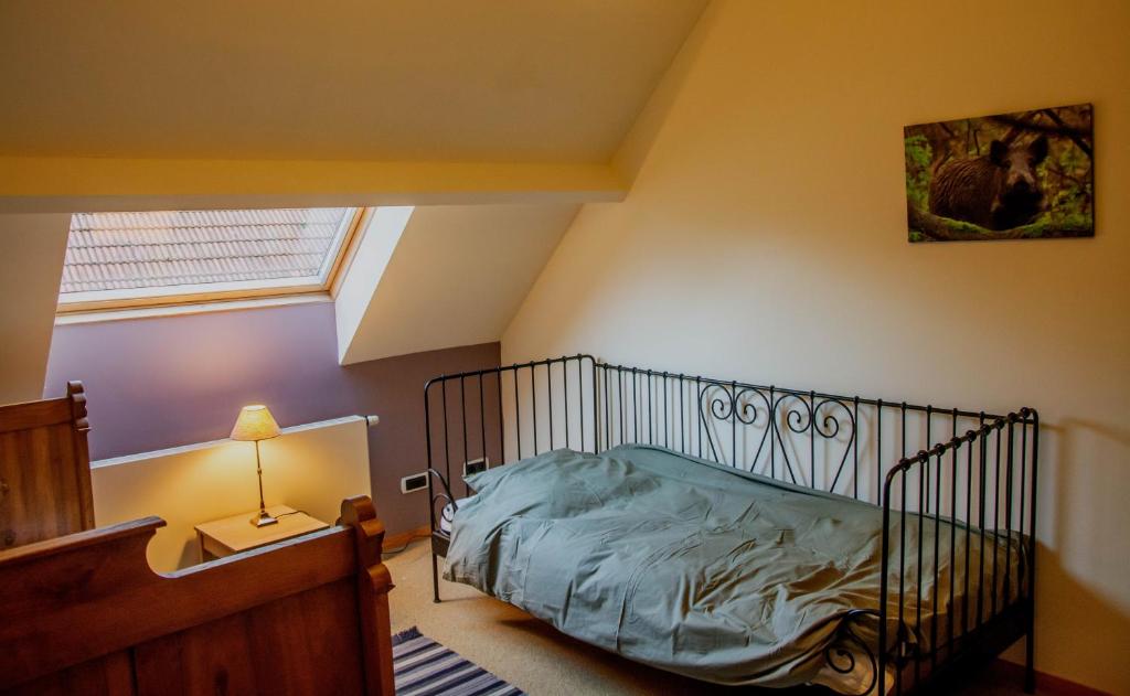 a bedroom with a bed with blue sheets and a window at Vakantiewoning De Luysmolen in Bocholt