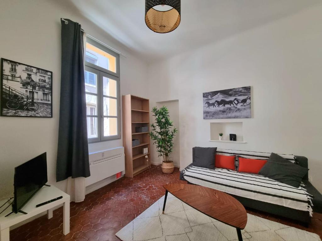 un salon avec un canapé et une télévision dans l'établissement Studio centre historique 1, à Aix-en-Provence