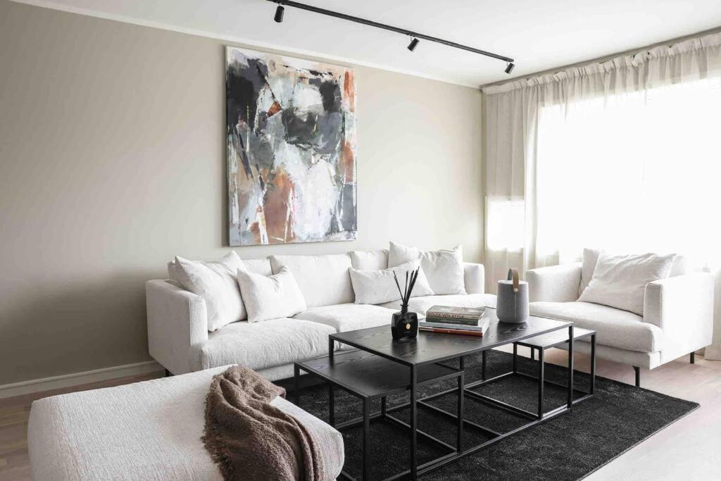 Sala de estar con sofá blanco y mesa de centro en Nyleilighet midt i sentrum, en Leknes