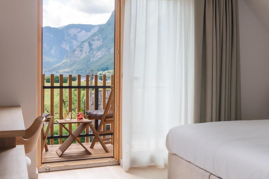 Nespecifikovaný výhled na hory nebo výhled na hory při pohledu z hotelu