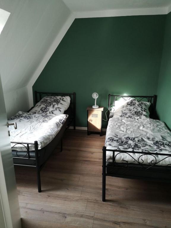 Postel nebo postele na pokoji v ubytování zzFerienwohnung Siebenbergen 15011