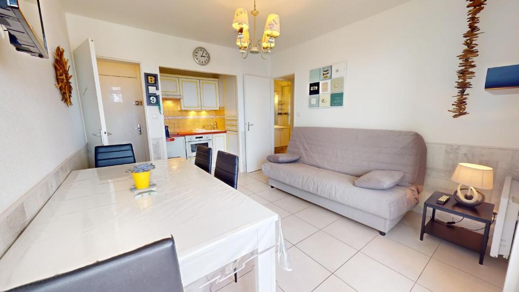 un salon avec un canapé et une table dans l'établissement Bulle O 50 m de la plage, à Saint-Gilles-Croix-de-Vie