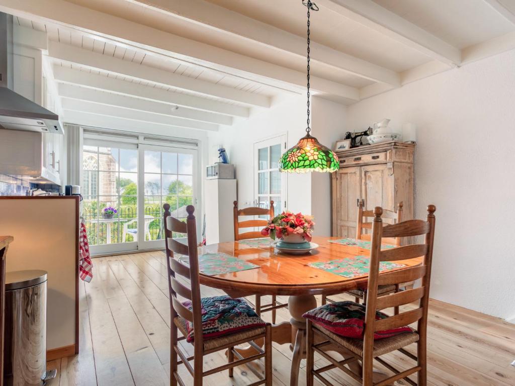 Kuchyň nebo kuchyňský kout v ubytování Holiday Home Dijkhuisje by Interhome
