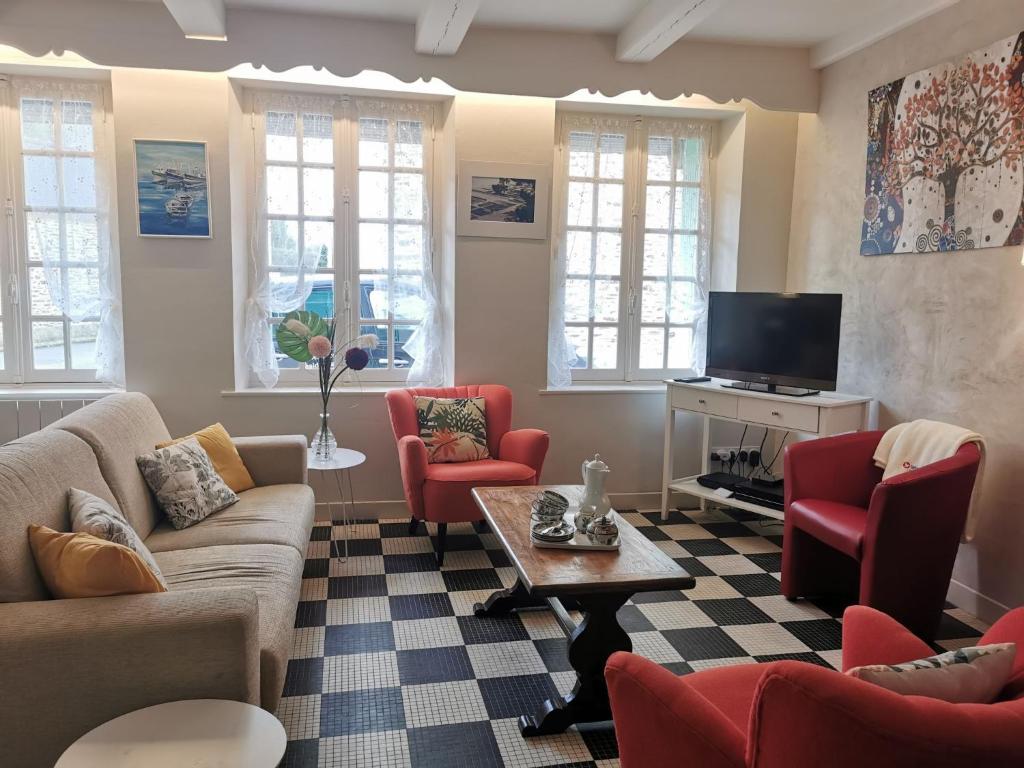 カンカルにあるHoliday Home La Congrière by Interhomeのリビングルーム(ソファ、椅子、テレビ付)