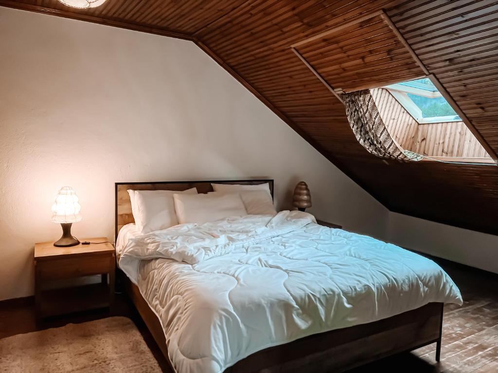 Schlafzimmer mit einem Bett mit Holzdecke in der Unterkunft PANOS PALACE in Pramanta