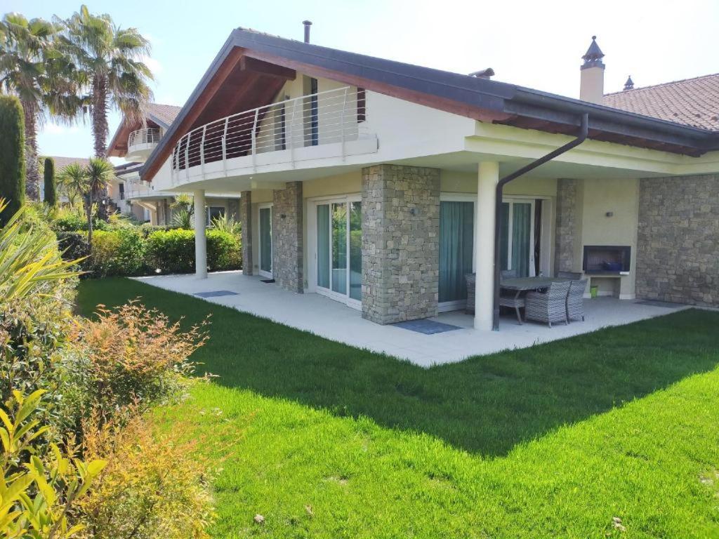 Casa con patio y césped en Villa RELAX, en Sirmione