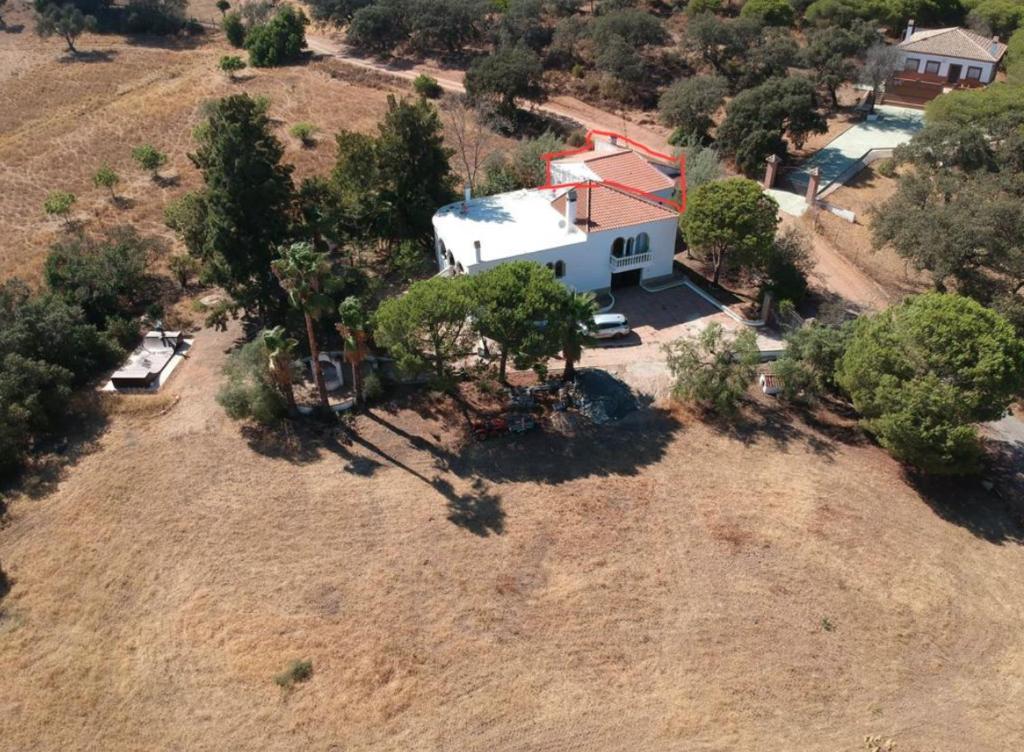 een luchtfoto van een huis in een veld bij Casita Valdemindianes in Ayamonte