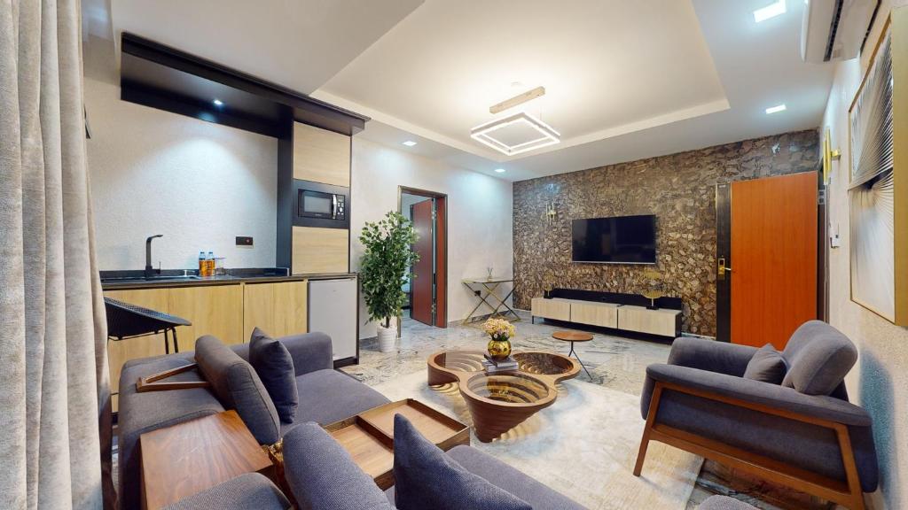 TV a/nebo společenská místnost v ubytování YANNA APARTMENT BY KHALIQUES