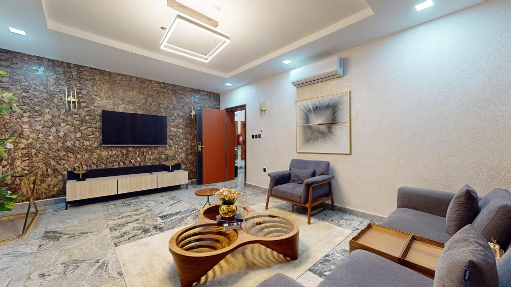 TV a/nebo společenská místnost v ubytování YANNA APARTMENT BY KHALIQUES