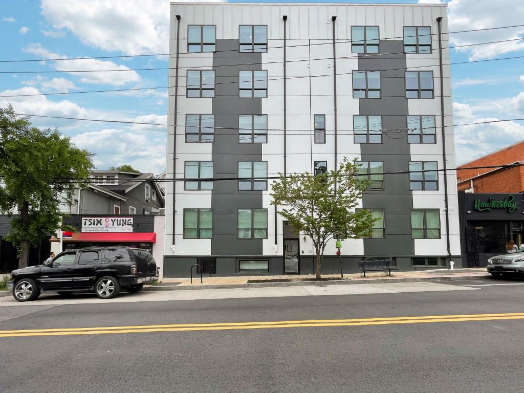 un coche negro estacionado frente a un edificio alto en Mary's Stay Brookland en Washington