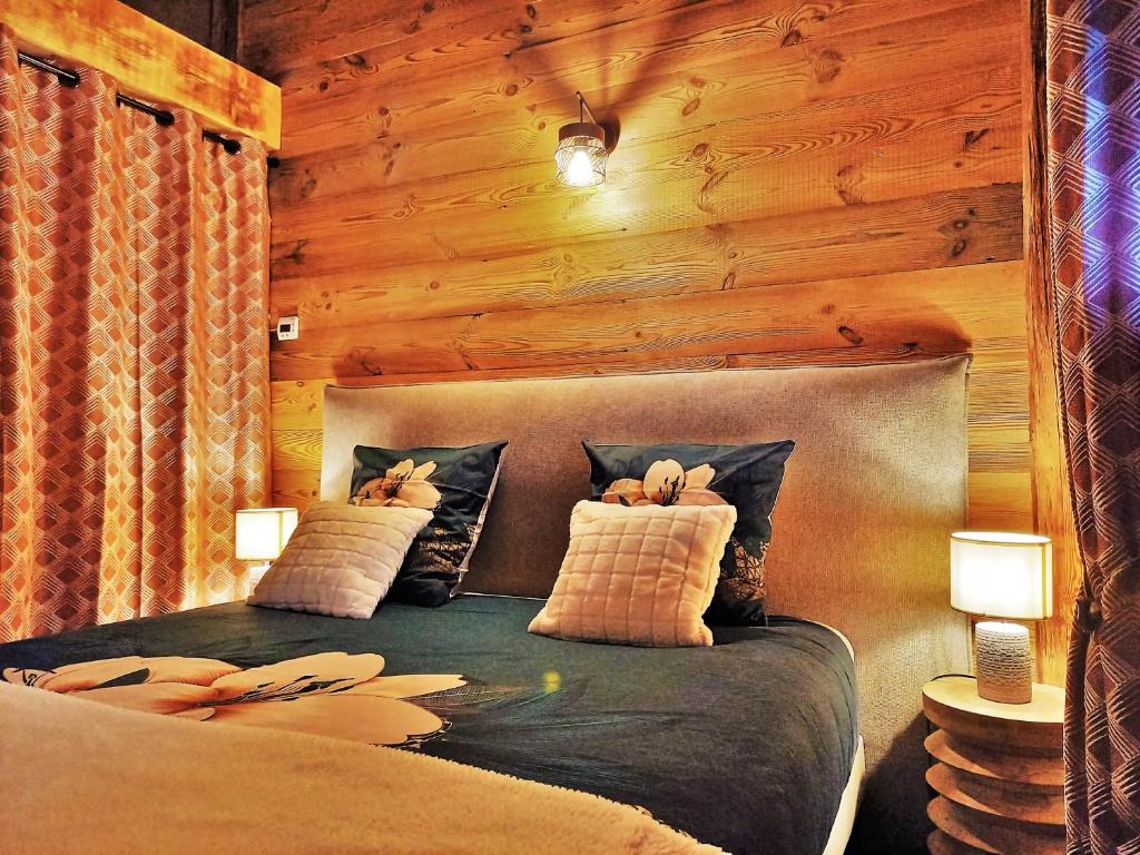 Posteľ alebo postele v izbe v ubytovaní "Le Cabanon cendré" petit chalet cosy au coeur de Gérardmer