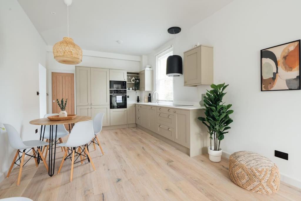 Dapur atau dapur kecil di Light & Luxury London Apartment in Honor Oak