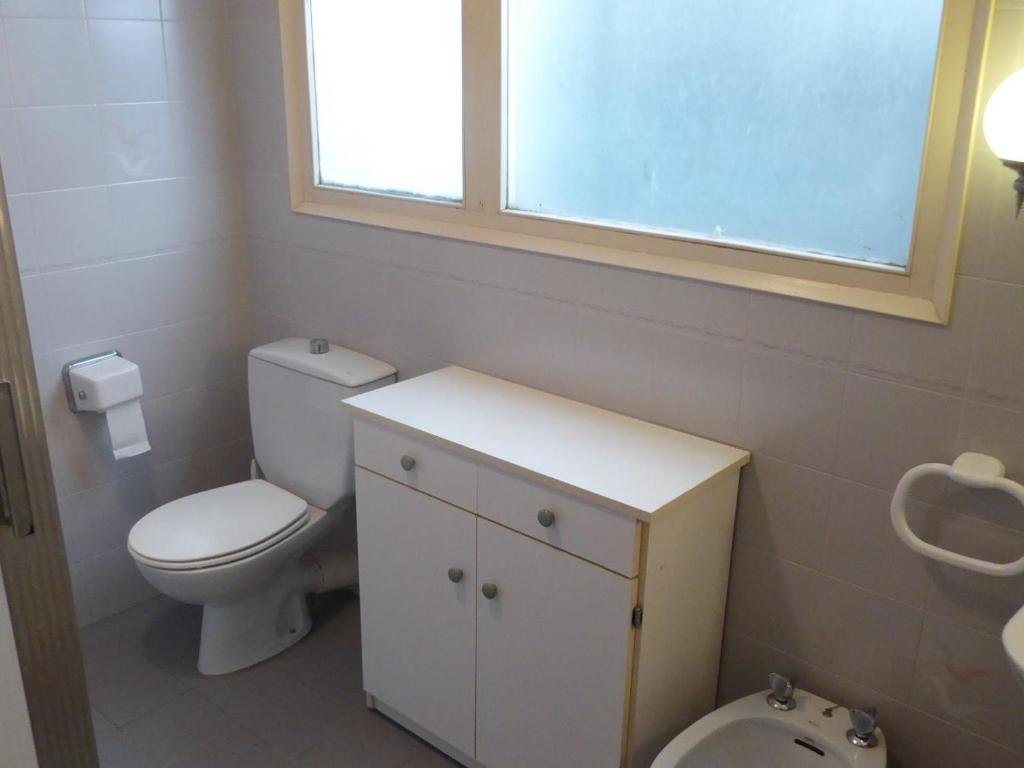 Kúpeľňa v ubytovaní CASTELLAR 46 2º - Apartamento en el centro del Port de Llançà - ES-228-30