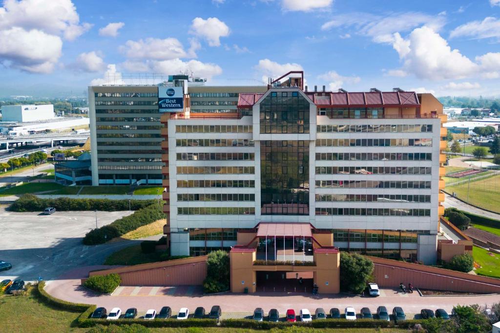 una vista aérea de un gran edificio de oficinas en Best Western CTC Hotel Verona, en San Giovanni Lupatoto