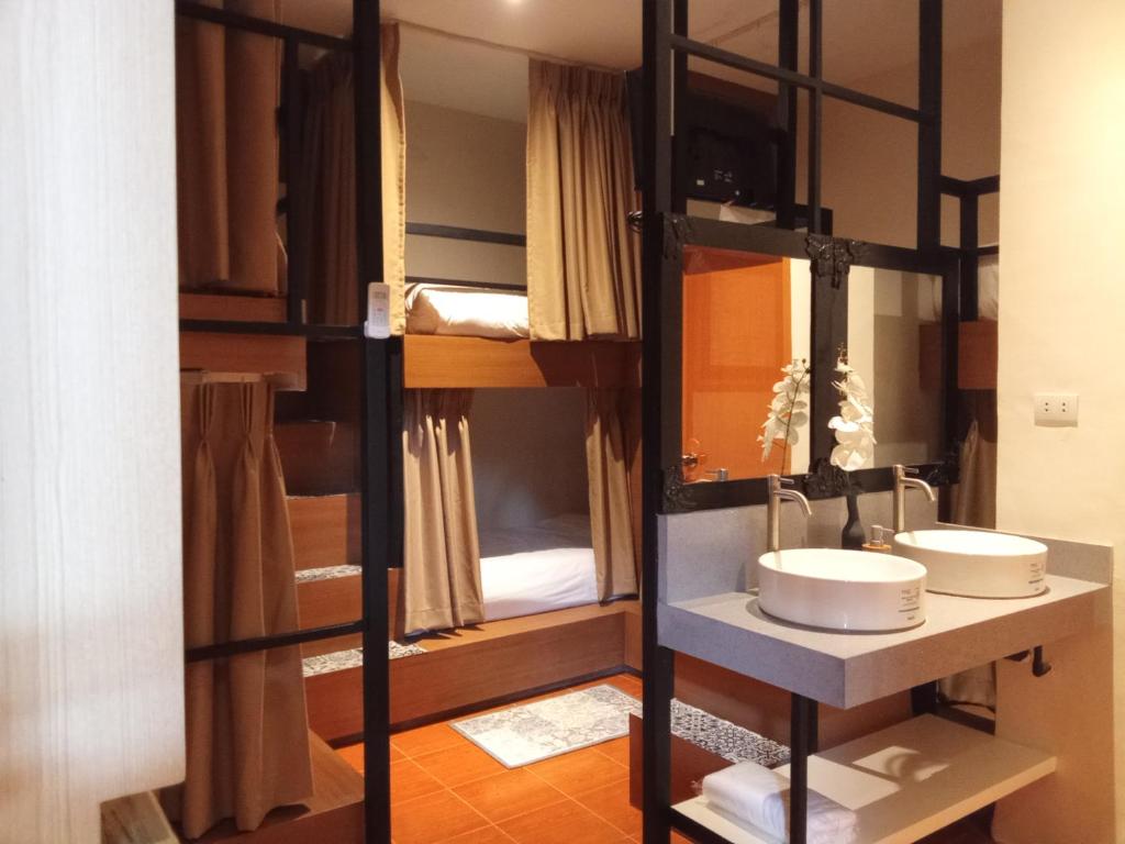 Postel nebo postele na pokoji v ubytování Jovinaj Travellers Inn