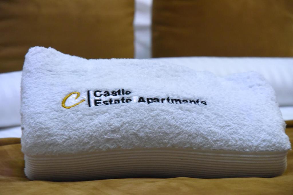 un asciugamano seduto sopra un letto di Castle Estate APartments ad Abuja