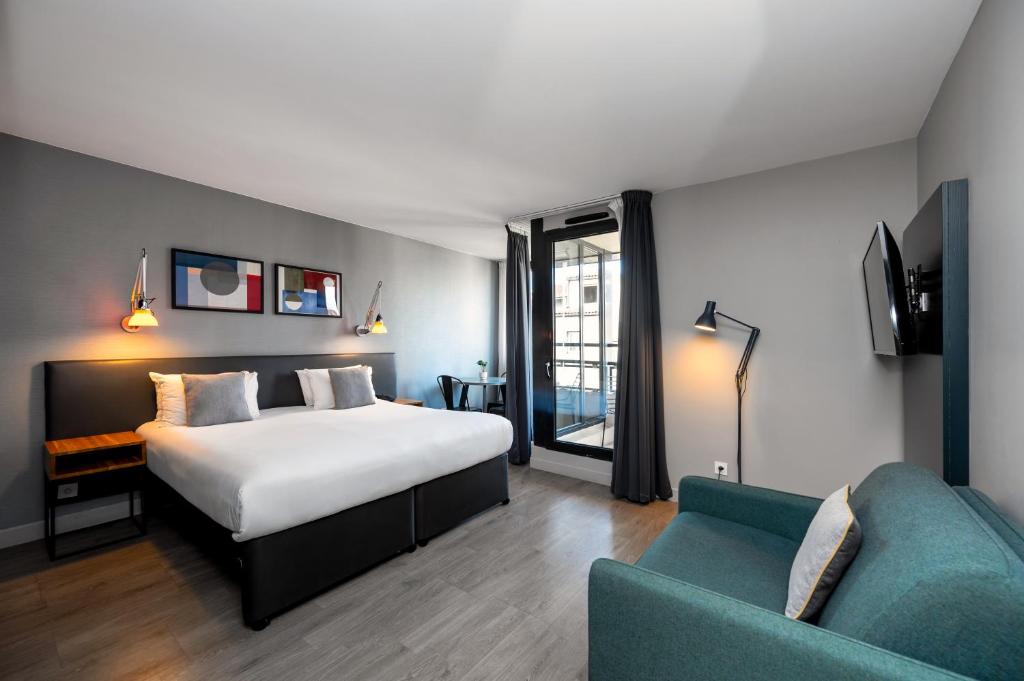 una camera d'albergo con letto e divano di Staycity Aparthotels Marseille Centre Vieux Port a Marsiglia