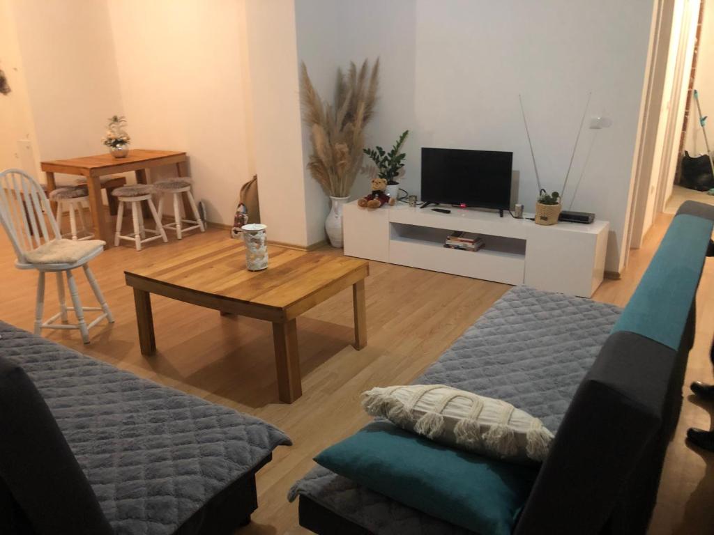 uma sala de estar com um sofá e uma mesa em MG em Žepče