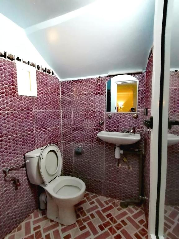 une salle de bains avec toilettes et lavabo dans l'établissement Al Andaloussiya Diyafa, à Moulay Idriss Zerhoun