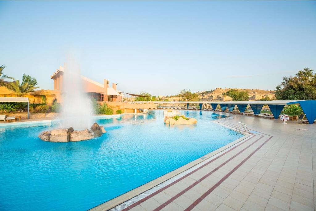 a water park with a fountain in the middle at Pyramisa Island Hotel Aswan in Aswan