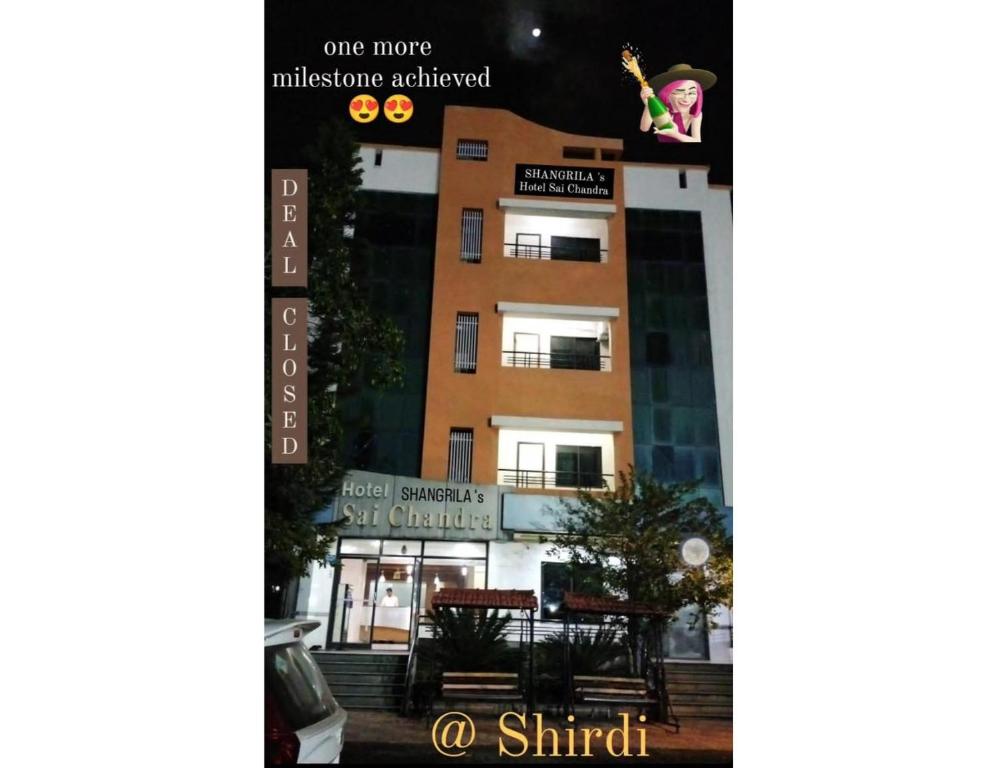 una imagen de la parte delantera de un edificio en Shangrila's Hotel Sai Chandra, en Shirdi