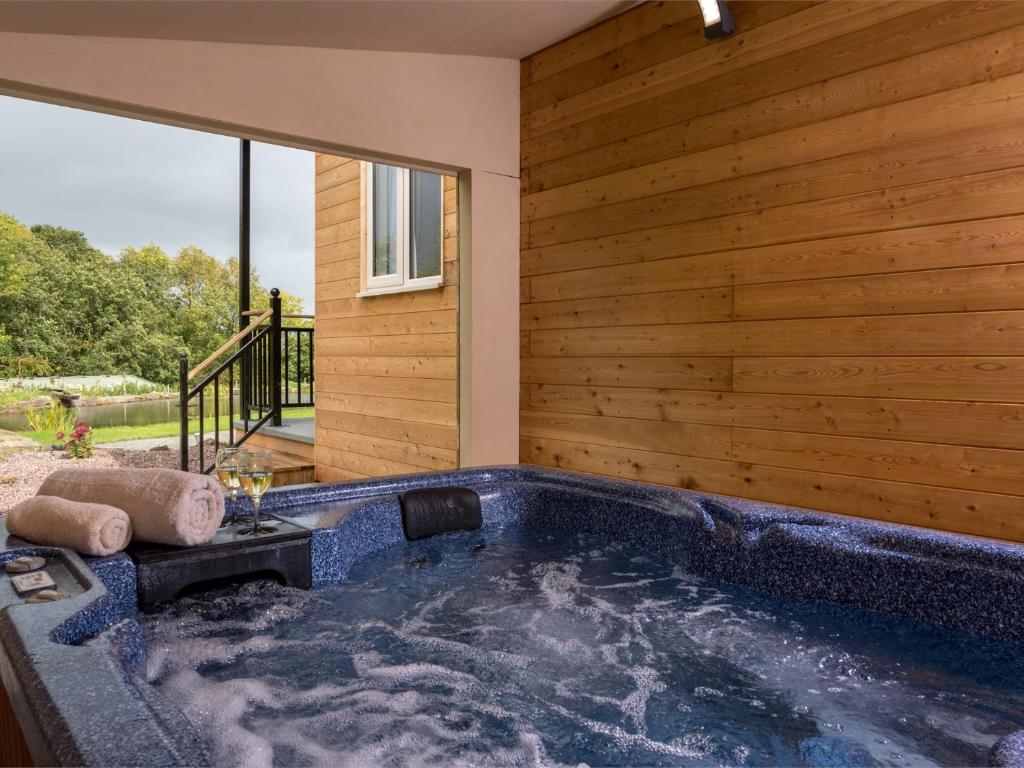una vasca idromassaggio in una casa con pareti in legno di 1 Bed in Garth BN020 a Garth