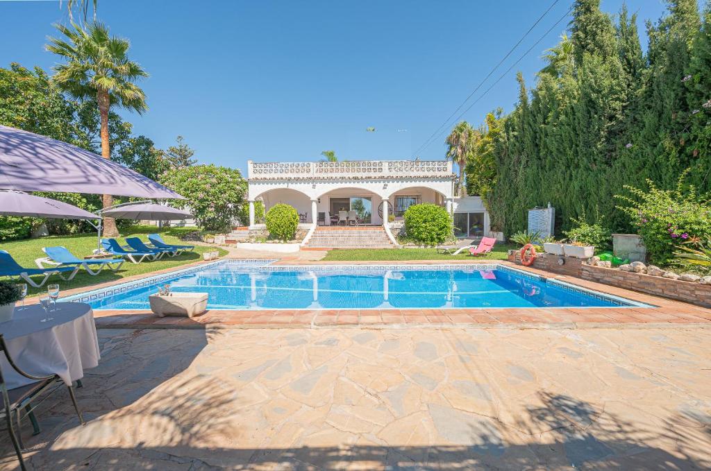 Bazén v ubytovaní Marbella beautiful renovated villa 5 bedrooms, 3 bathrooms, private heated pool, close beach plage, 10 to 12 people, ping pong, private pétanque alebo v jeho blízkosti