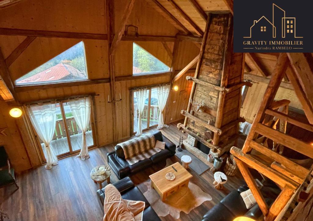 an overhead view of a living room in a cabin at Luxueux chalet 5 chambres in Brizon