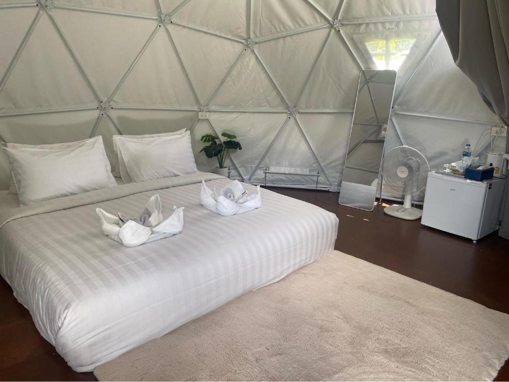 Postel nebo postele na pokoji v ubytování Cosy Garden Khao Sok