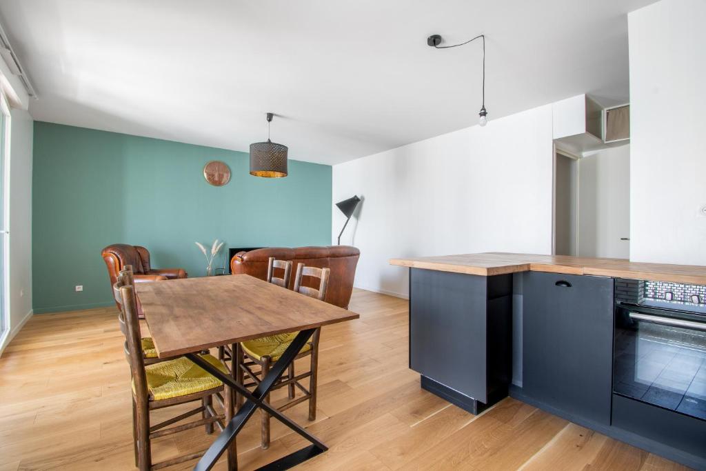 Kuchyňa alebo kuchynka v ubytovaní Cosy T2 de 50 m² Centre-Ville avec Garage & Balcon