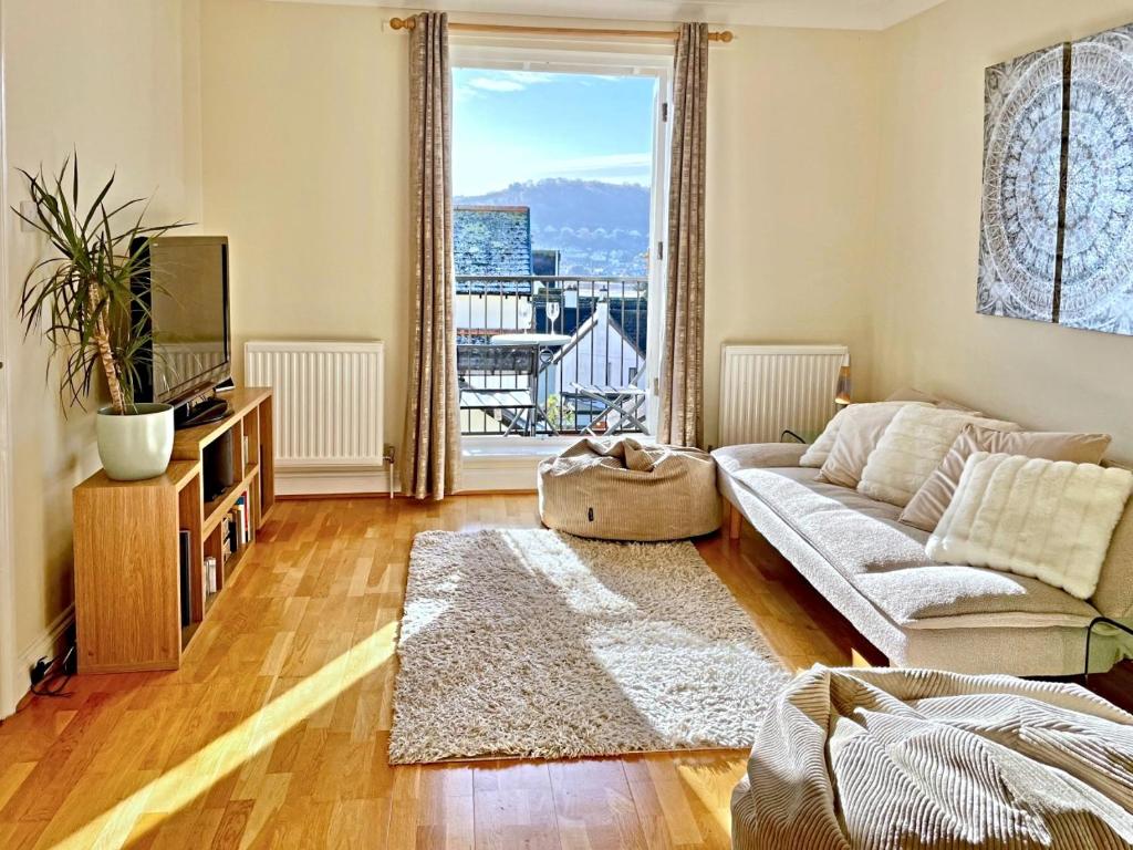 ein Wohnzimmer mit Sofa und Fernseher in der Unterkunft Kanangra, 2 bedroom apartment in Teignmouth in Teignmouth
