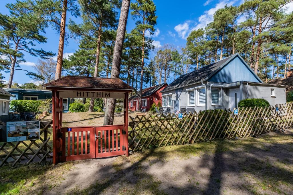 um portão com um sinal em frente a uma casa em Ferienhäuser HITTHIM Baabe - Ferienwohnung Gellen em Baabe