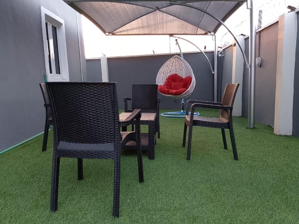 Patio nebo venkovní prostory v ubytování JKA 2-BEDROOM-Apt 24HRS POWER Unlimited WIFI , GARDEN PATIO AREA,FREE DAILY HOUSEKEEPING