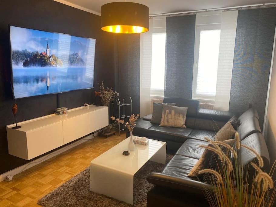 een woonkamer met een bank en een tv bij Schöne 2 Zimmer Wohnung in Stuttgart-West in Stuttgart