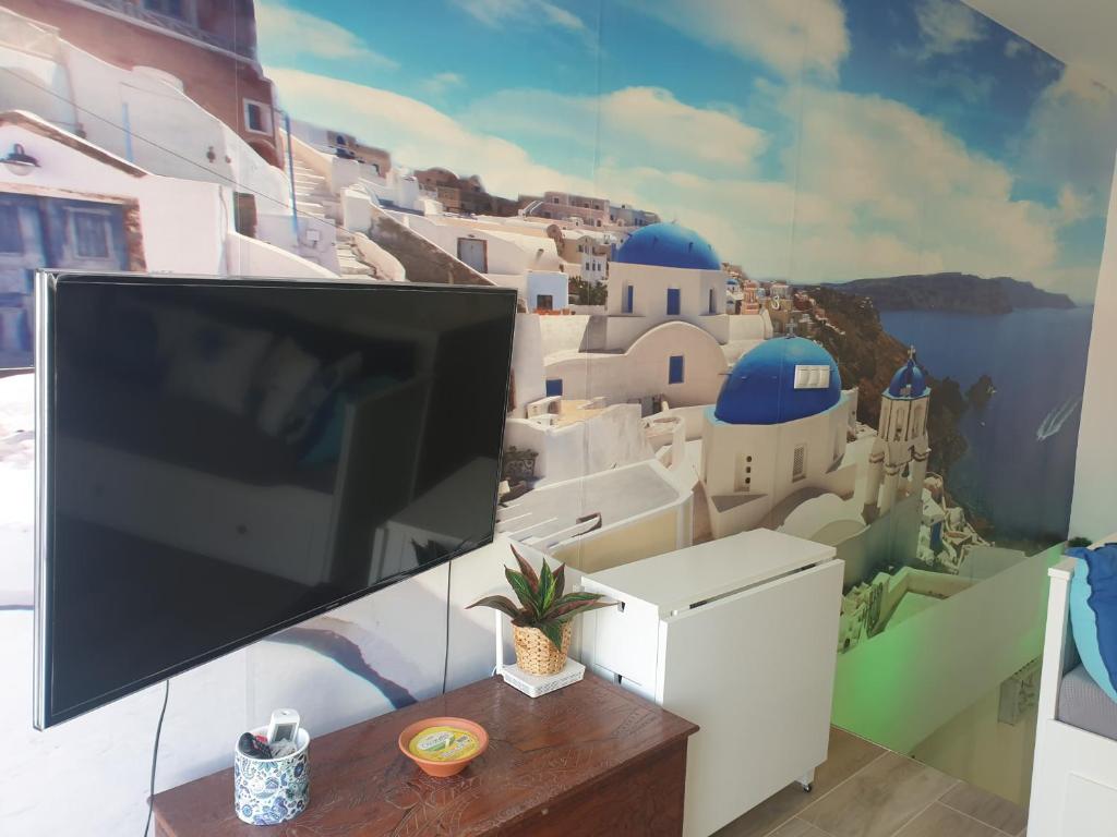 Telewizja i/lub zestaw kina domowego w obiekcie CALTERR - Loft con Terraza privada, Wifi, Recién reformado