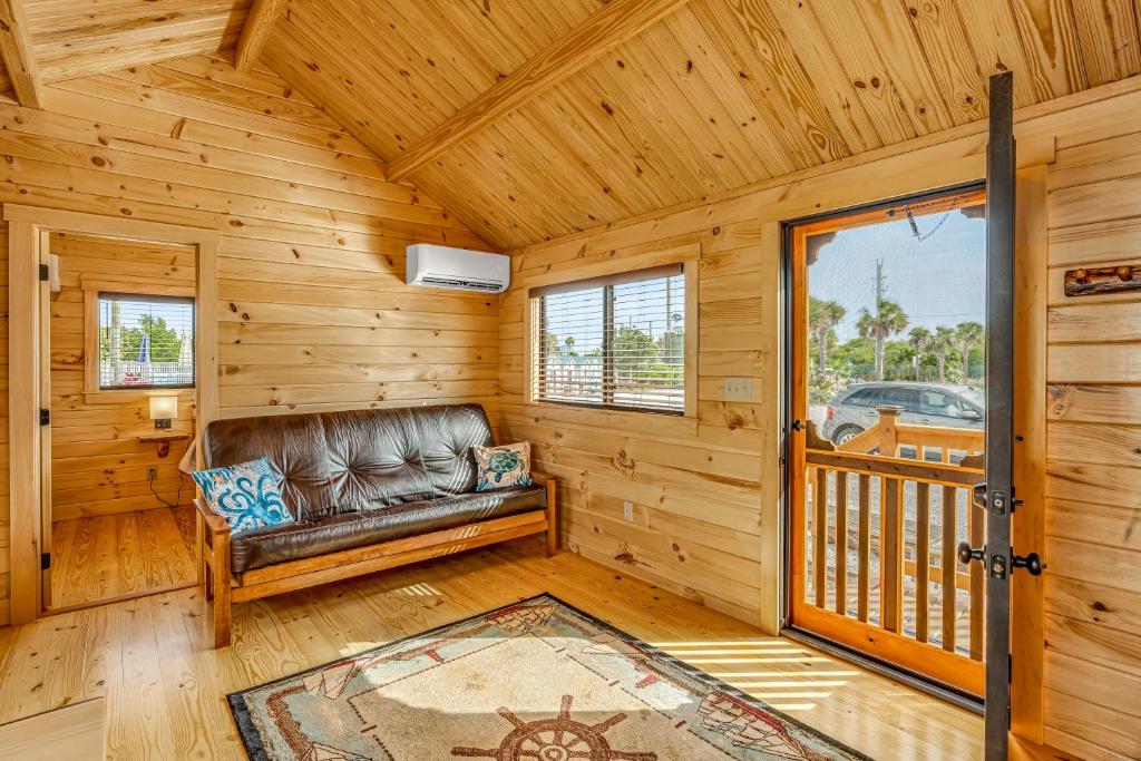 マラソンにあるCabins at Bonefish Bayのリビングルーム(ログキャビン内の革張りのソファ付)
