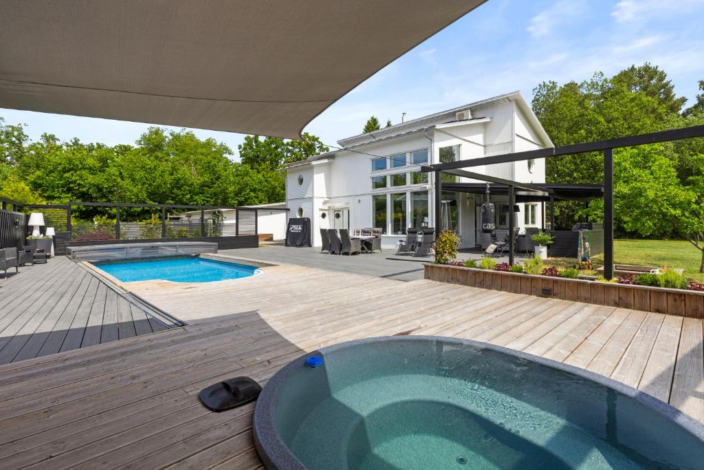 um quintal com uma piscina e uma casa em Exclusive villa Stockholm em Estocolmo