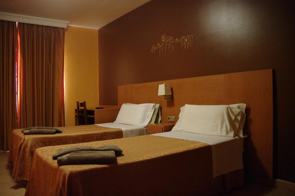 Postel nebo postele na pokoji v ubytování Hotel Solsona Centre