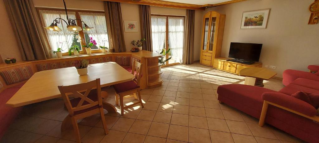 TV a/nebo společenská místnost v ubytování Ferienhaus Molberting