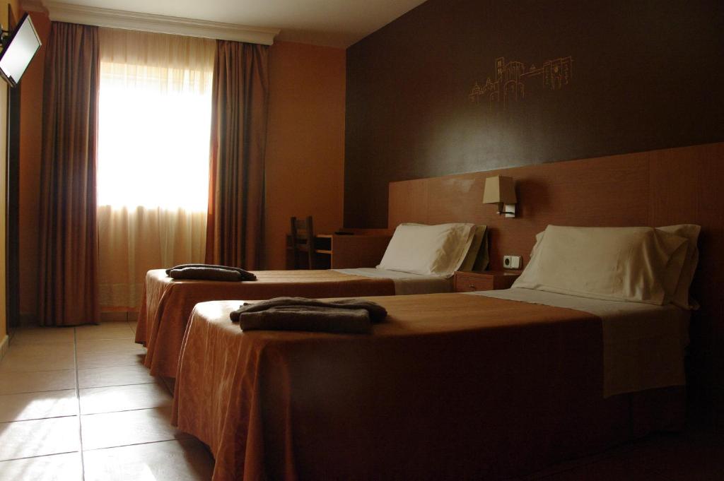 Postel nebo postele na pokoji v ubytování Hotel Solsona Centre
