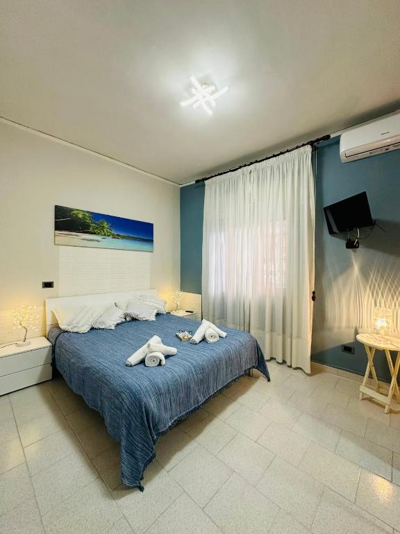 a bedroom with a bed with two towels on it at Ferdirisa Vesuvio Home&Garden in San Giorgio a Cremano