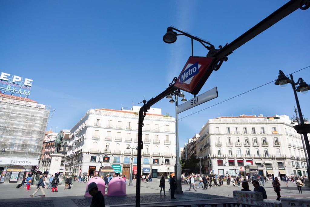 una multitud de personas caminando en una ciudad con edificios en Puerta del Sol en Madrid
