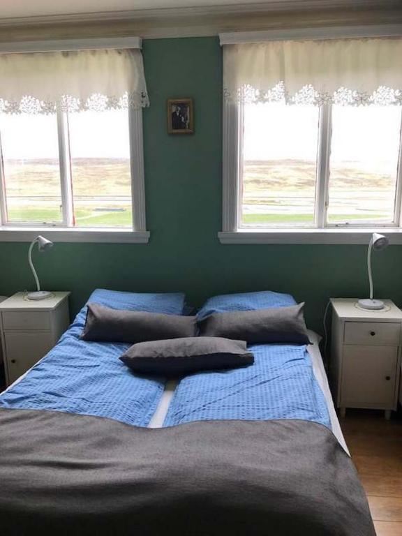 Llit o llits en una habitació de Geitaskarð