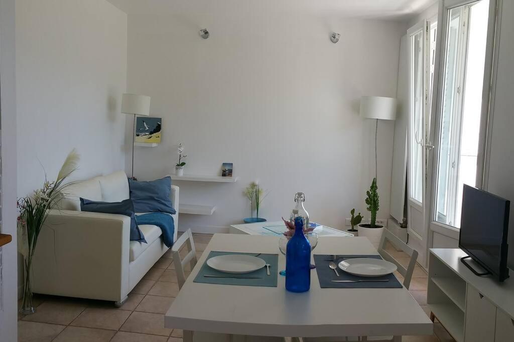 a living room with a table and a couch at Plus qu'à s'installer,pour des séjours télétravail in Rhut