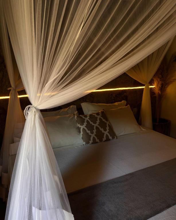 a bedroom with a bed with a canopy at Quinta da Bocaina in Amparo