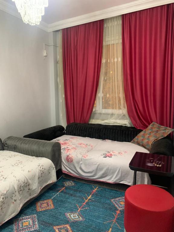Una cama o camas en una habitación de Fatih home