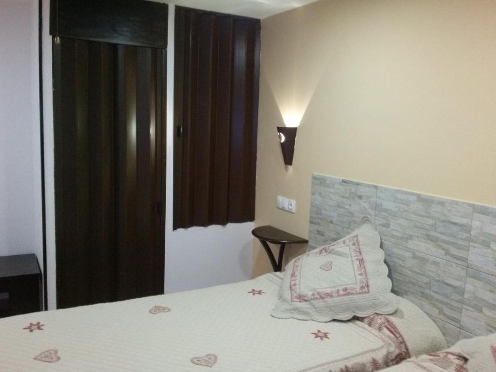 Postel nebo postele na pokoji v ubytování Hostal Suetxe